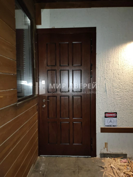 Тёмно коричневая дверь уличная - фото
