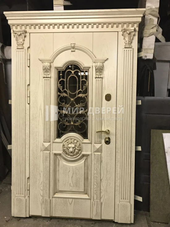 Белая дверь из массива дуба с ковкой - фото