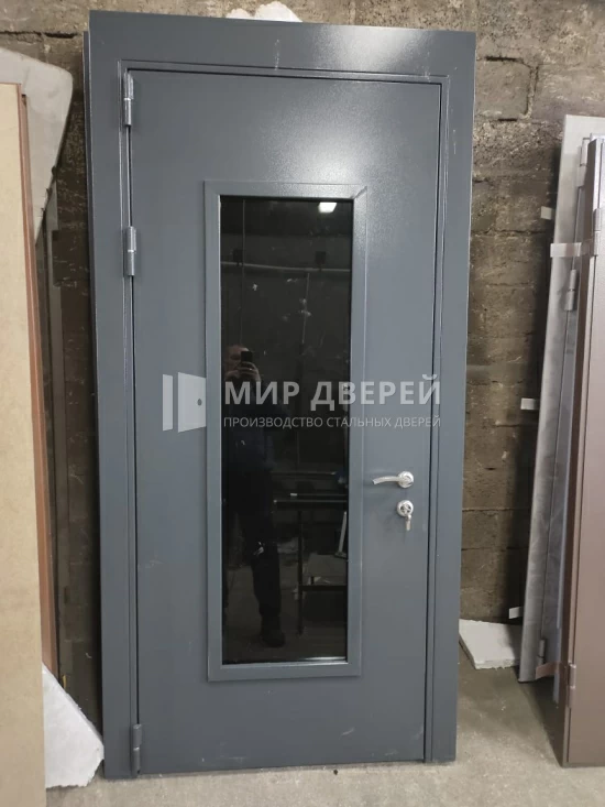 Техническая дверь с большим стеклом - фото